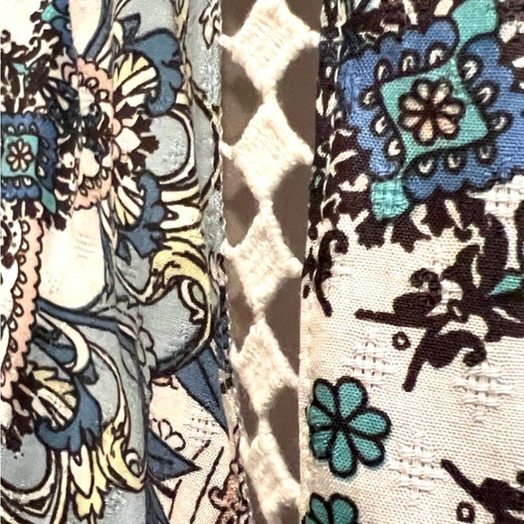 NET🩵🤍Lovestitch White Crochet Top with Blue Floral Design - Picture 11 of 12